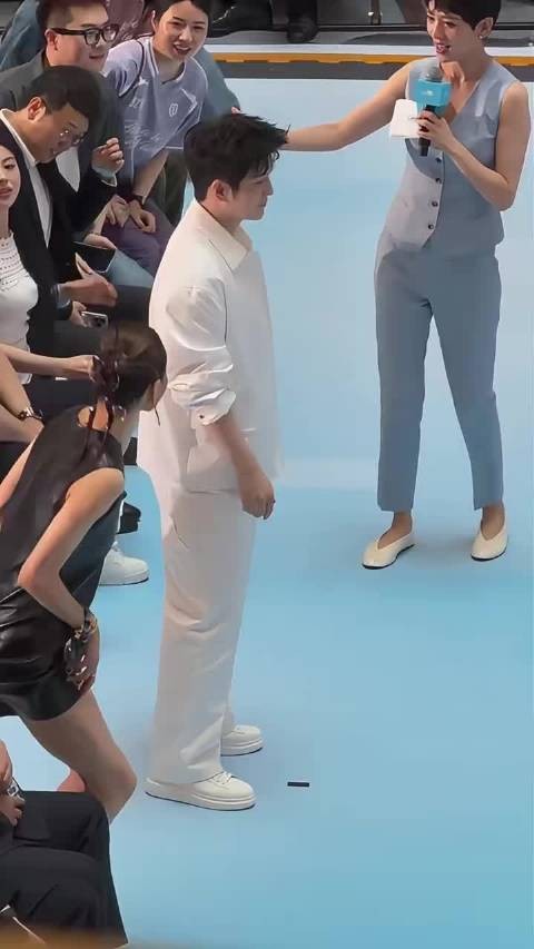 旁边那位紫色衣服的女生一回头二回头的表示真真看不够啊,哈哈!