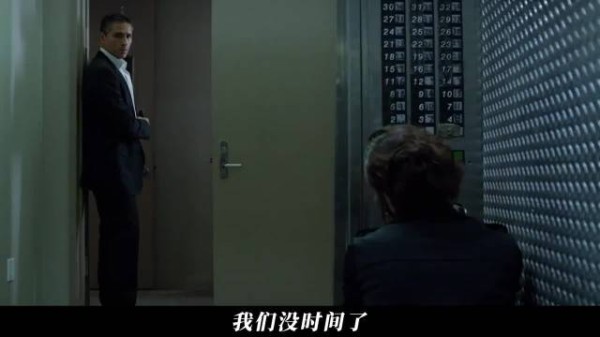 特警杀手对峙,教科书级密室逃脱,队友黑入系统掩护撤退