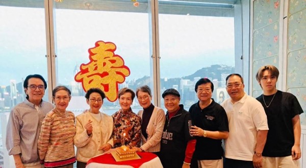 80岁香港资深女星罕见回港庆生,保养得宜,七公主结义超60年