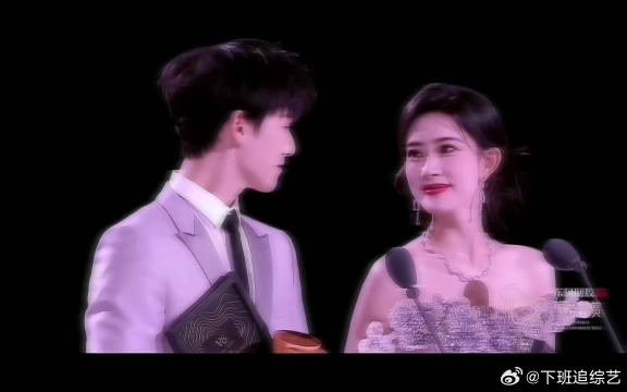 热恋中的情侣爱意是藏不住的