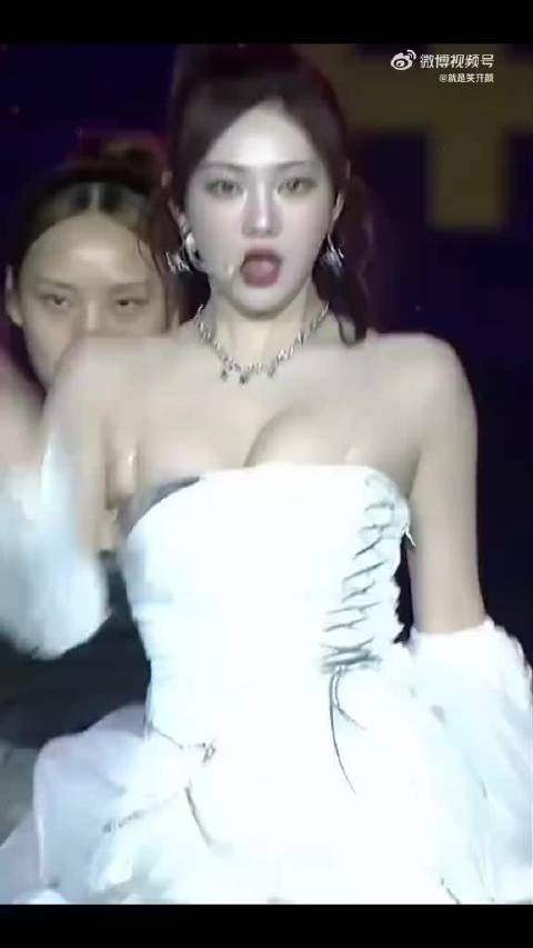 感觉宁艺卓的裙子快兜不住了
