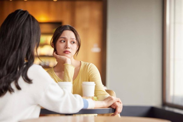 已婚女人对婚外男人动心了,逃不开这三种反常表现