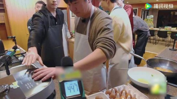 龚俊周也看郭京飞手抓饭,两脸震惊