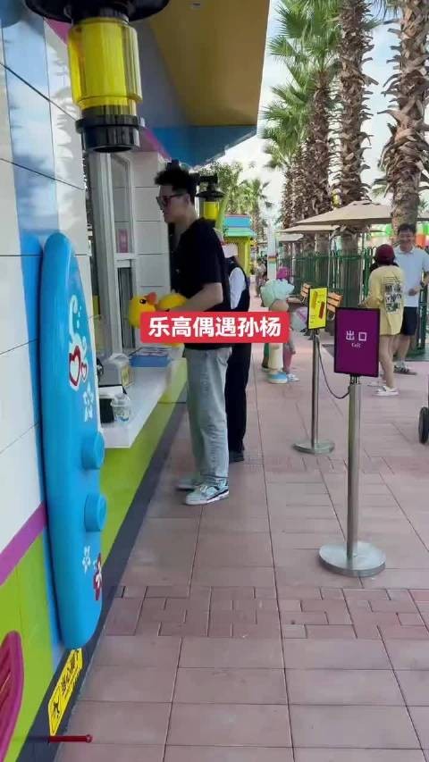 手里还拿个小鸭3333