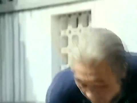 52岁气功大王侯寿英展示头顶碎大石、铁指断石块