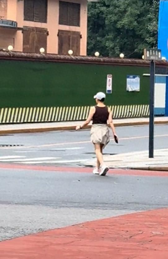 宋丹丹与三婚老公遛弯，结婚小30年依旧是手牵手，晚年生活真享福