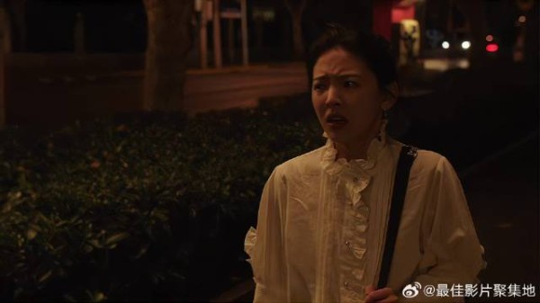 美女去酒吧唱歌,被混混惦记上,小伙霸气相救