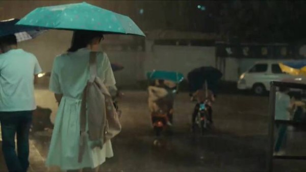 一个女孩走出车站,撑开伞融进雨里,殊不知几双罪恶的眼睛紧盯着她