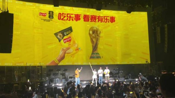 乐事决赛夜包场派对,王鹤棣宋雨琦亮相互动赢薯片