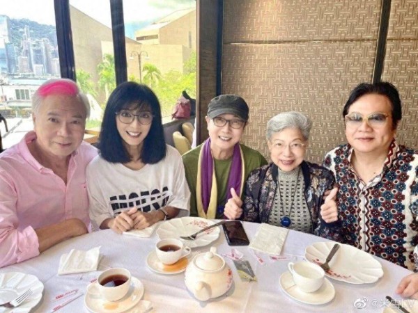 TVB老戏骨近况曝光,精神饱满,曾转行中医免费为老人看诊