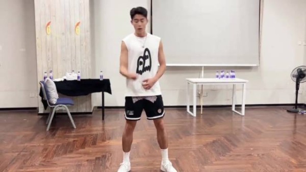 22年黑皮硬汉体育生跳舞练习室版的王鹤棣