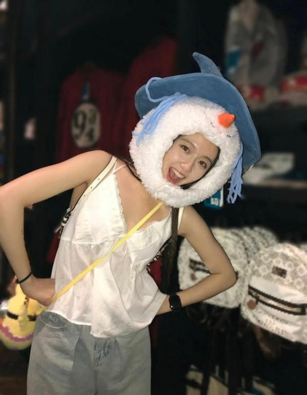 李兰迪头戴雪人毛绒帽出游 自拍元气灵动