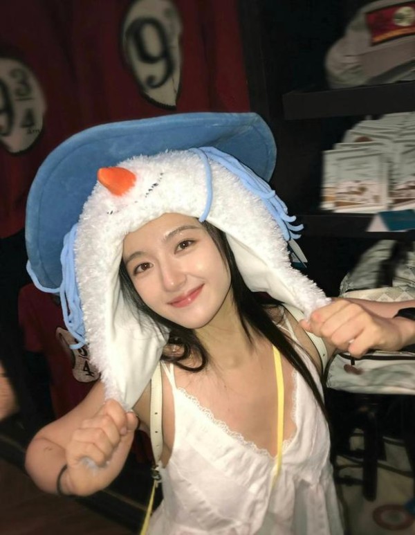 李兰迪灵动俏皮。