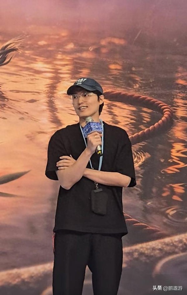 金靖导演老公露面,气质干净素颜也挺帅,夫妻俩这性格天差地别