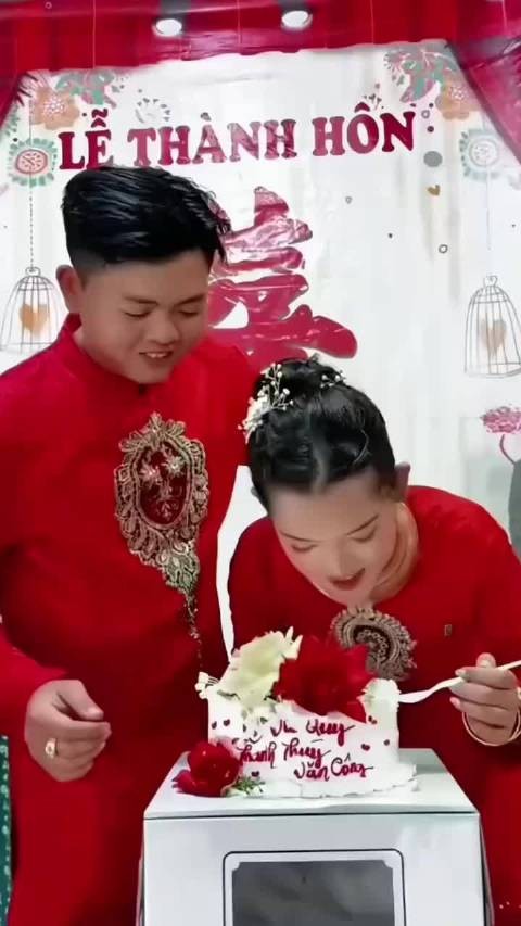 这种玩笑不能开，万一蛋糕里面有什么尖硬的东西容易出人命