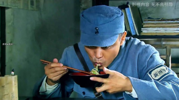 这司令有点东西,吃碗面的功夫就把内鬼揪出来了