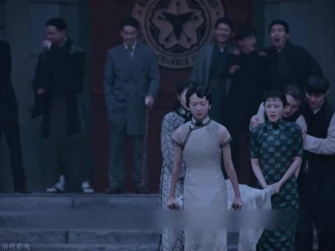 三姐妹含泪带父亲遗体回家
