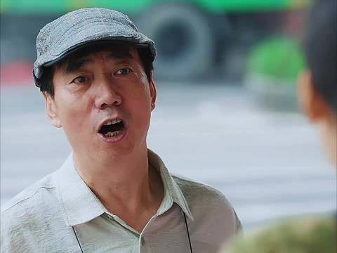 吵了大半辈子的老冤家,这一刻化干戈为玉帛了!“电视剧小芳”