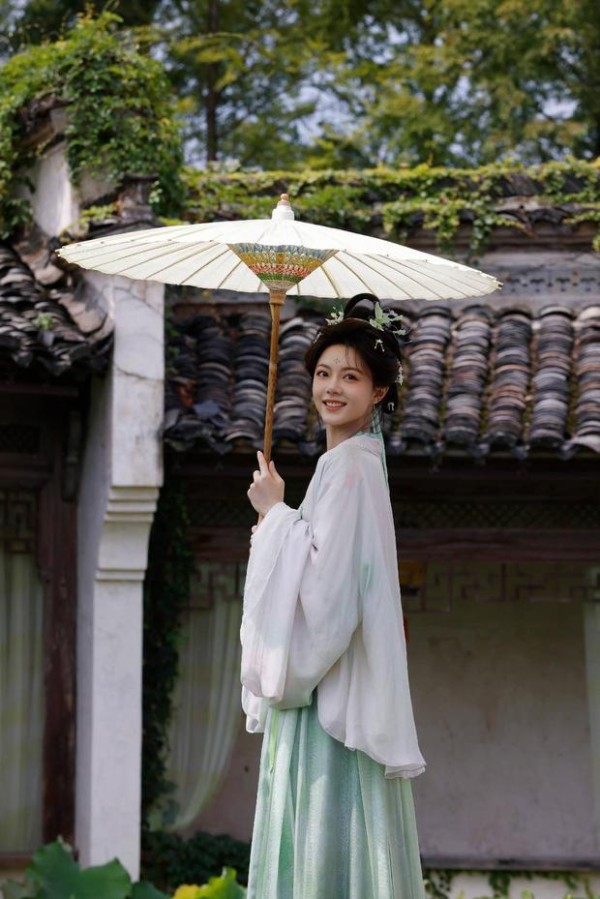 搜狐娱乐讯 近日,赵今麦一组古装江南片场花絮释出,她身穿淡青古风长裙执油纸伞漫步水乡庭院,青衣袅袅步履轻盈,一颦一笑间尽显温婉东方韵味。
