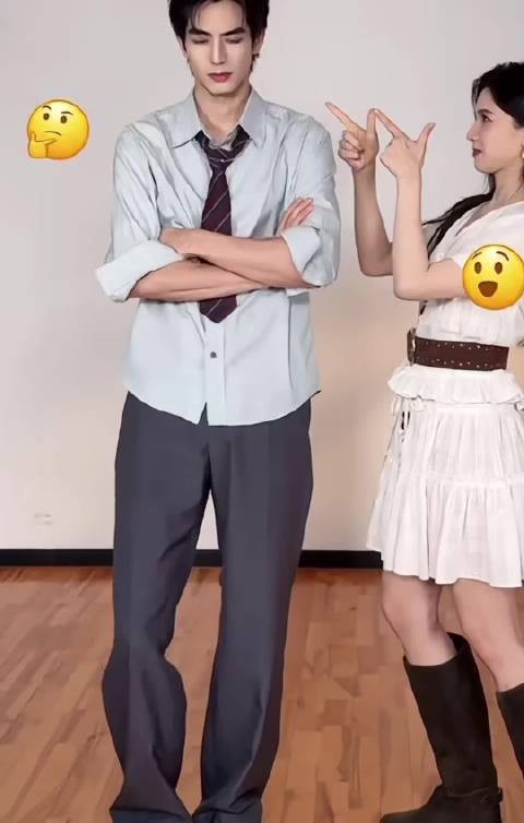 我去看了一下人森游戏那个跳舞的动作和哥妹之前发的微博共创跳舞动作一样