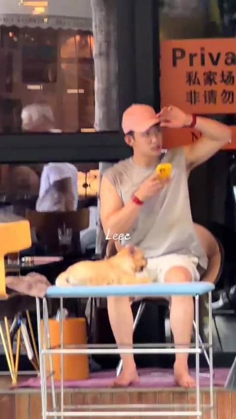 这哥是一天也不在家呆着啊 活人感好强，好松弛……和妈妈在一起也格外养眼了