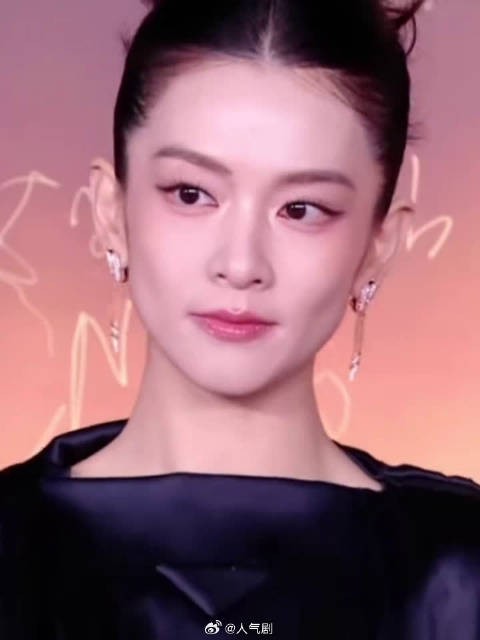 陈昊宇无发型浓妆，全靠骨相撑住画面