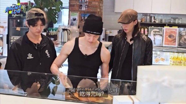 黄铉辰咖啡店请客,辰首发布首尔场应援物