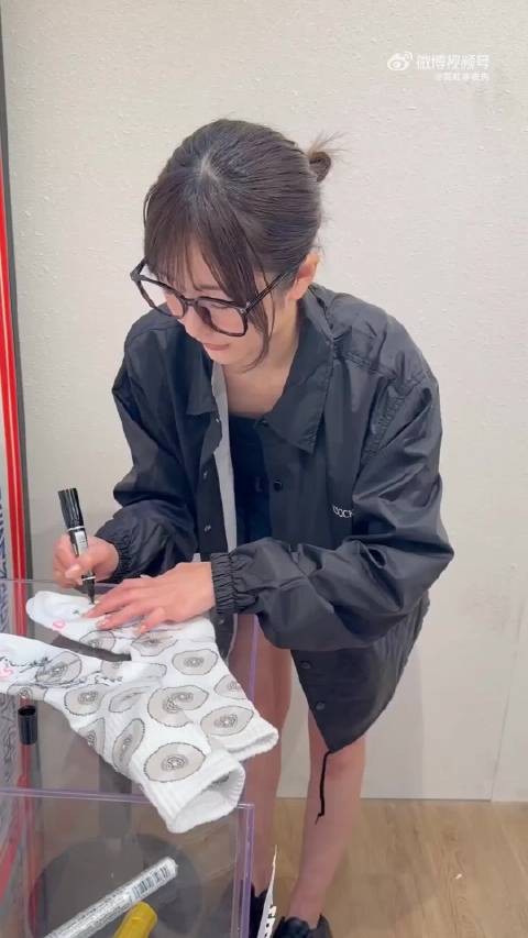 青空光同学的签名白袜