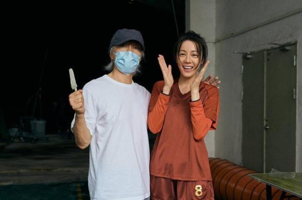 迪丽热巴与周星驰同框合影笑容灿烂