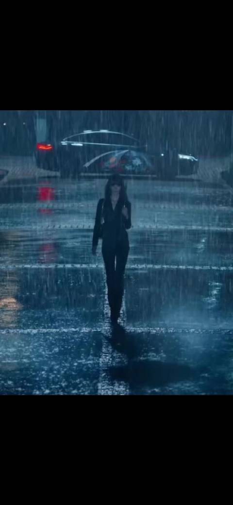 田曦薇雨中造型展现阴湿女鬼风格，飒爽高贵