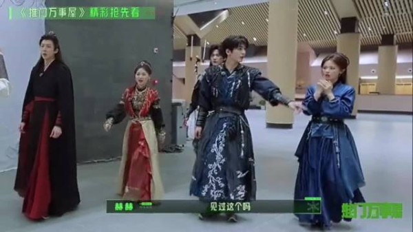 丁程鑫参观宫殿突然转身吓刘宇宁一跳