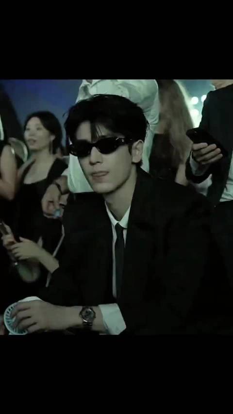 张凌赫戴墨镜颜值放大10086倍,视力封印看不见R标