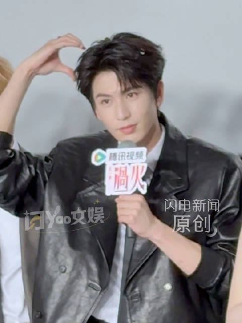 张凌赫比小狗耳朵