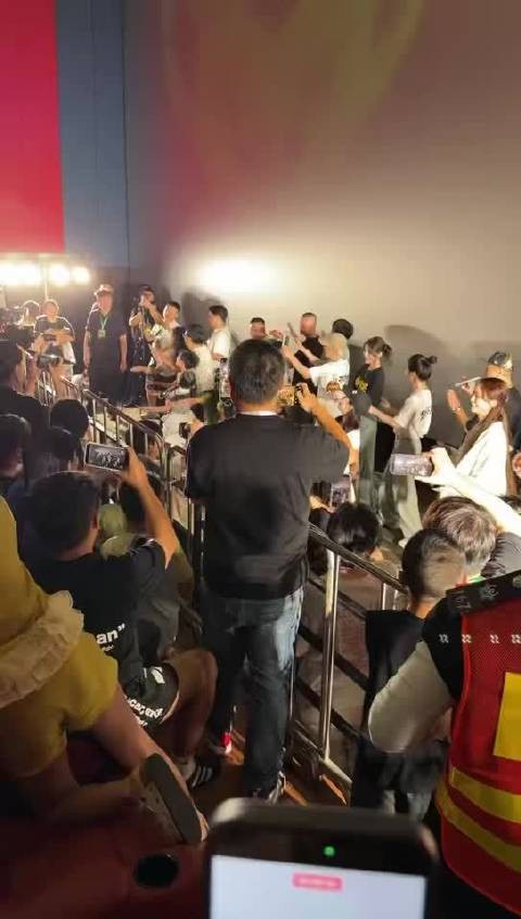 张艺兴周星驰同台跳酱爆舞,东莞路演惊喜拉满
