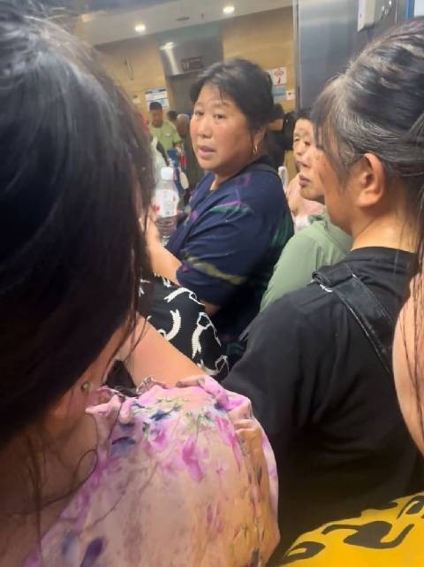 对不起 第一个进电梯先下了, 不能耽误大家的时间