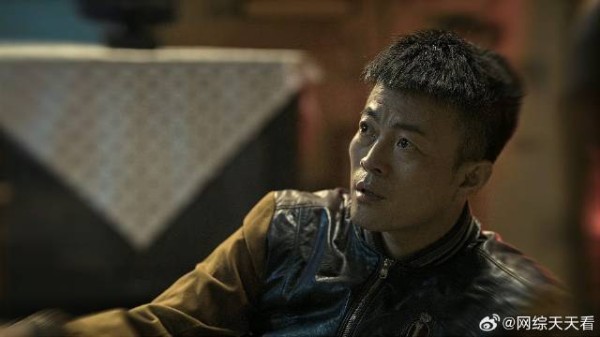 小弟被警察抓伤 学霸弟弟一眼发现问题，当即就让他自首