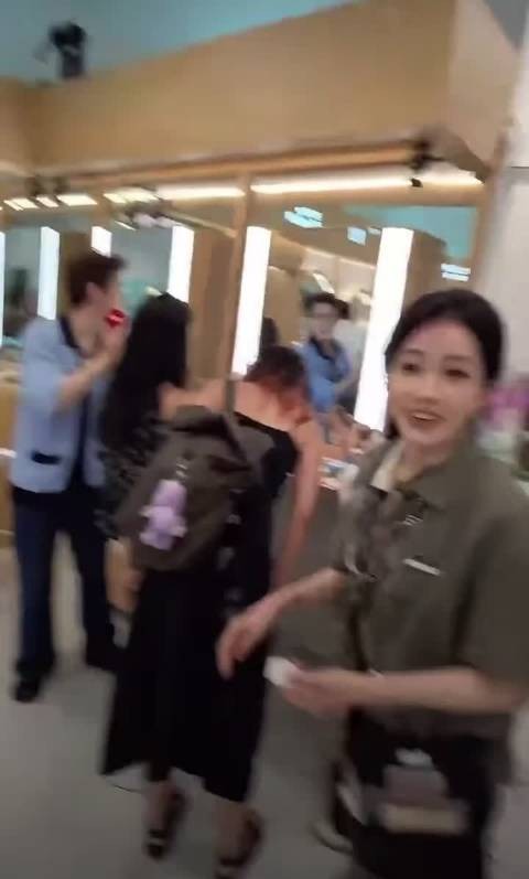 喻言伦敦合伙人直播状态好，称忙试口红