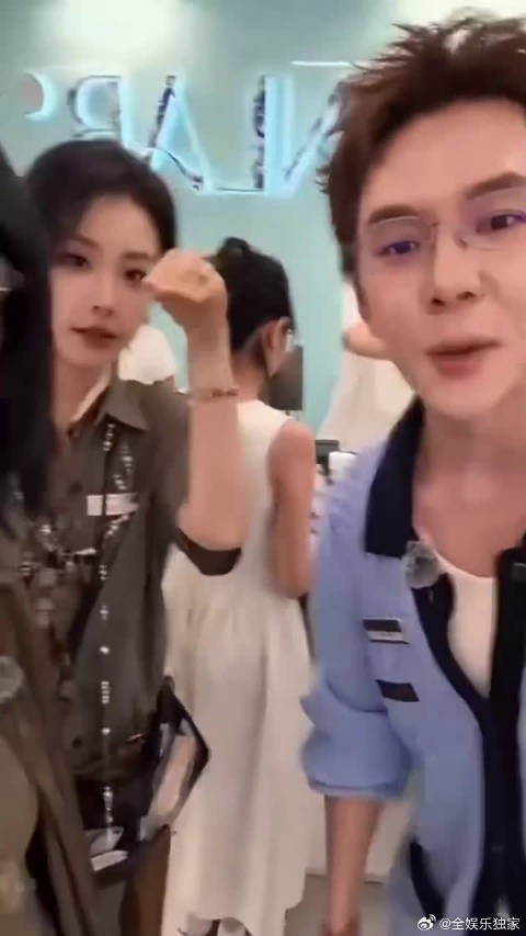 Tony 言正式上岗，剪发动作有模有样，很难不怀疑私下偷偷进修过