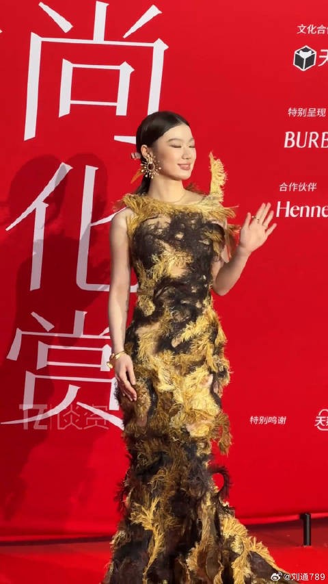 单依纯走红毯没憋住笑哈哈!红毯 微博VC计划