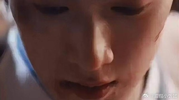姐狗感拉满！女主为受伤的他轻披上披风 买股九重紫