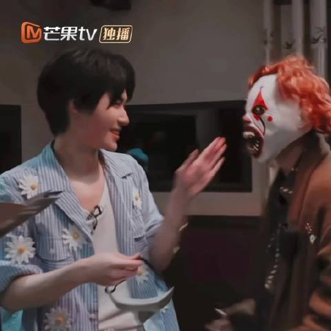 开灯了,张真源面对npc都是笑脸相迎了哈哈哈