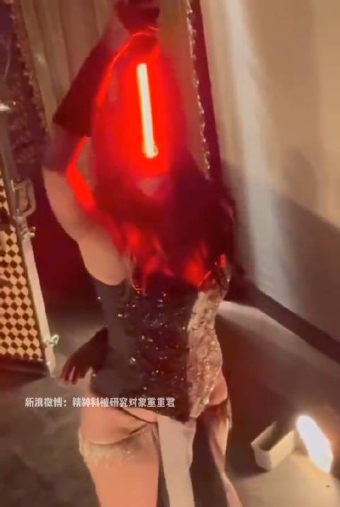 吞剑杂技，人家美女是真的吞啊