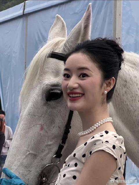 原来小马脸上的红印子是郭晓婷的口红印