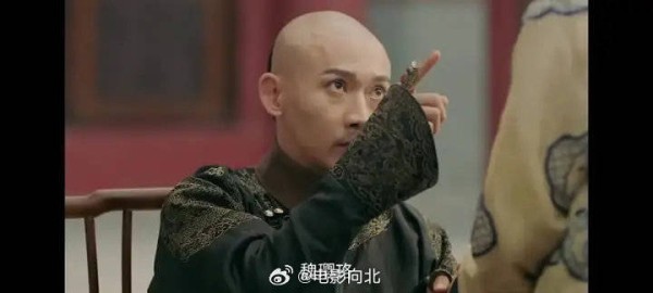导演谁家狗跑出来了 还不止一条狗呢