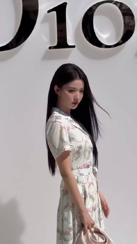 王楚然清水黑长直造型尽显千金感