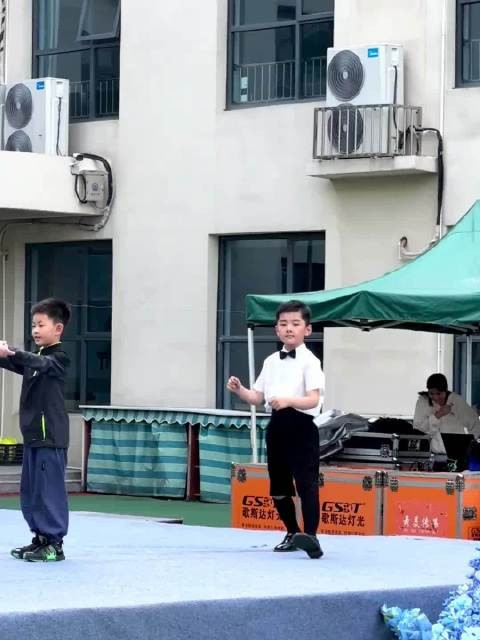像天使一样出现，那一刻他的眼里充满了光哈哈