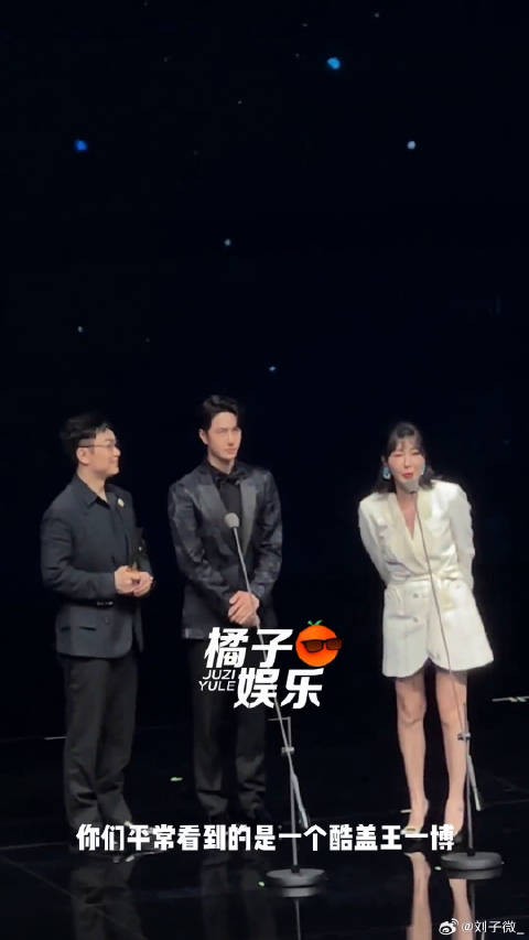 一博 -我得转过来听 王一博被夸到害羞转身 电影奇遇夜