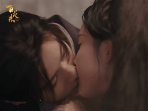 太子刻意献吻,专为信王耳畔上演