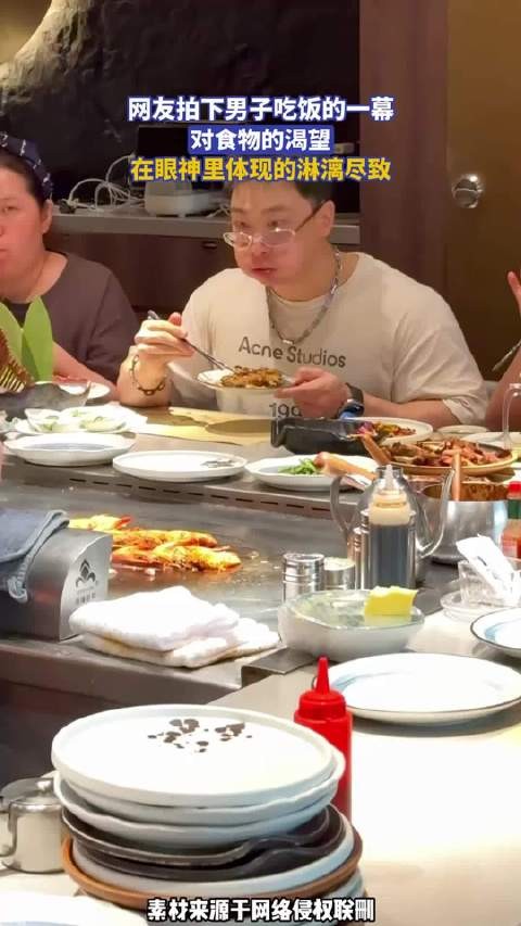 网友拍下男子吃饭的一幕，对食物的渴望，在眼神里体现的淋漓尽致 ！