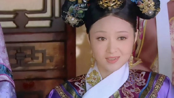 众人在皇后这请安，华妃对着迟到的甄嬛阴阳怪气